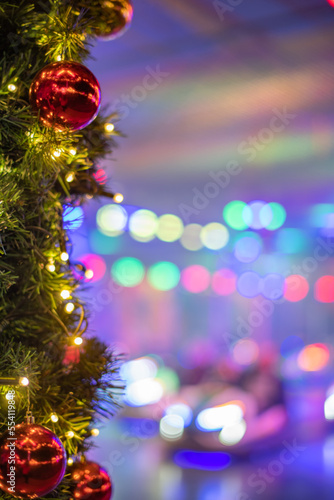 Weihnachtlicher Hintergrund mit Platzhalter. Weihnachtskugel mit unscharfe und Lichter Bokeh im Hintergrund auf dem Weihnachtsmarkt