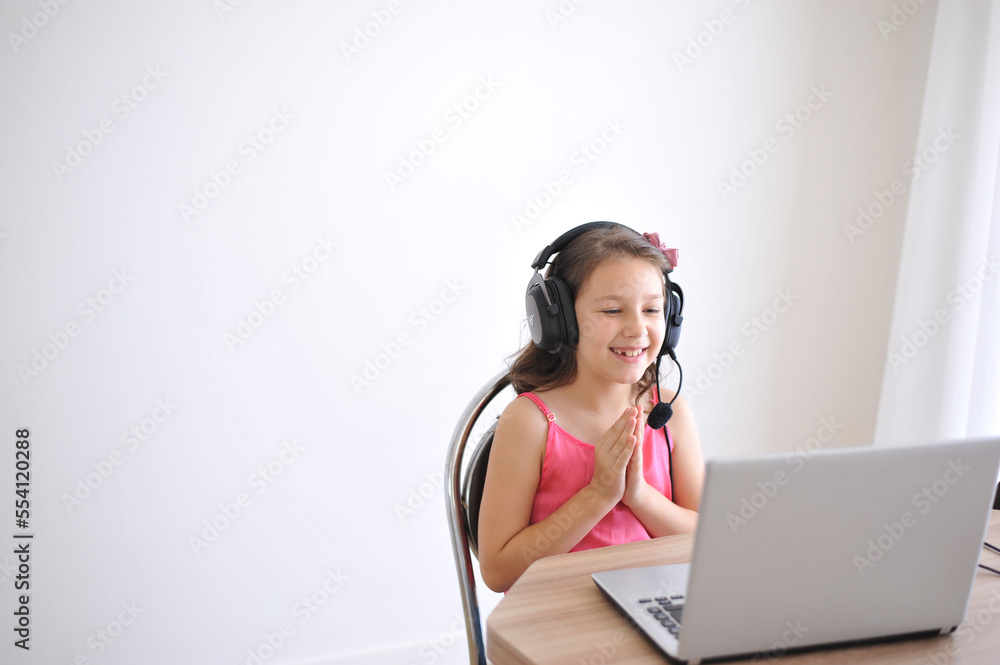 pré adolescente no computador portatil ouvindo musica fazendo negócios expressão facial pré adolescente no computador portatil ouvindo musica fazendo negócios expressão facial