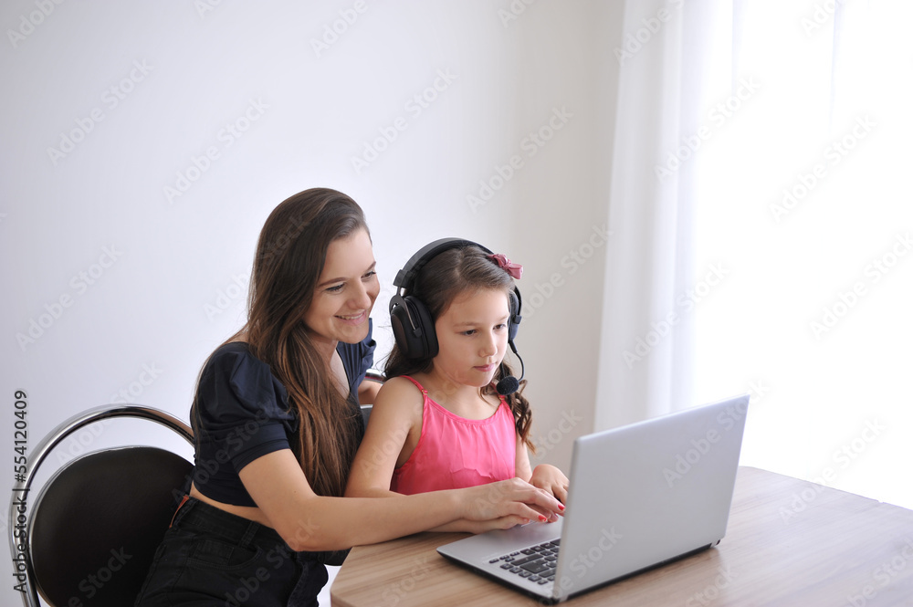 mãe e filha com computador portatil interagindo em casa mãe e filha com computador portatil interagindo em casa