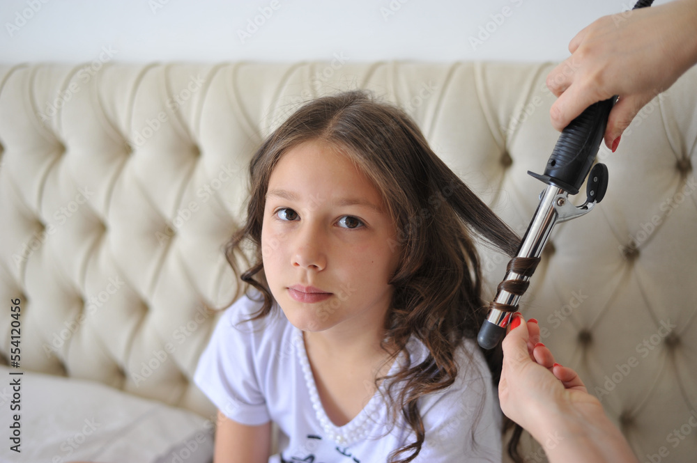 mãe cabeleireira arrumando cabelo da filha em casa mãe cabeleireira arrumando cabelo da filha em casa