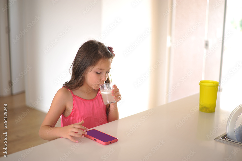 garota tomando suco e olhando pro celular 