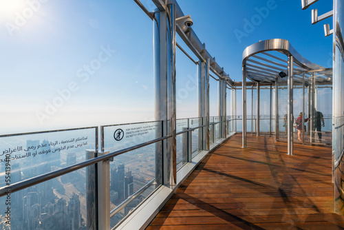 Photographie The outdoor open air terrace viewing observation deck at floor 154 of the Burj Khalifa, the tallest building in the world, in Dubai, United Arab Emirates