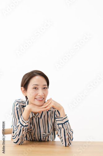 笑顔の女性ポートレート ビューティーイメージ