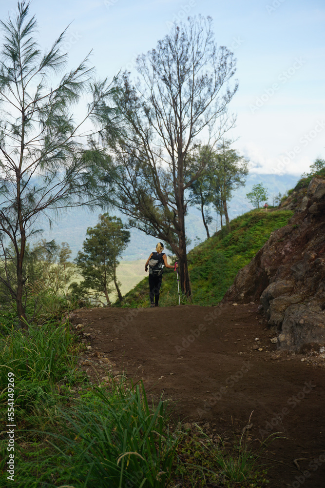 Obraz premium A woman hiking at mount Ijen in Banyuwangi, Indonesia.