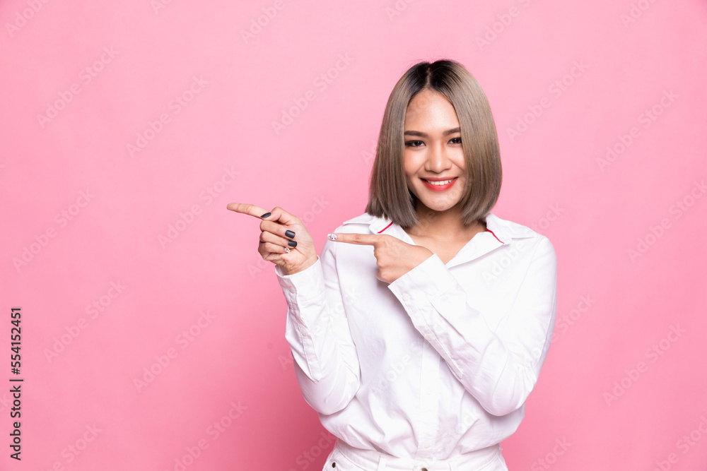 Photo cheerful pretty lady fingers direct side empty space showing shopping banner low prices wear white shirt isolated pastel pink color background Photo cheerful pretty lady fingers direct side empty space showing shopping banner low prices wear white shirt isolated pastel pink color background