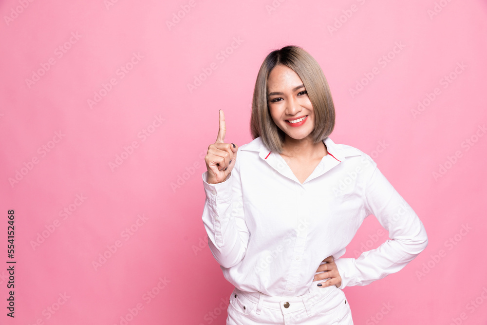 Photo cheerful pretty lady fingers direct pointing up in place for text isolated on pink background Photo cheerful pretty lady fingers direct pointing up in place for text isolated on pink background