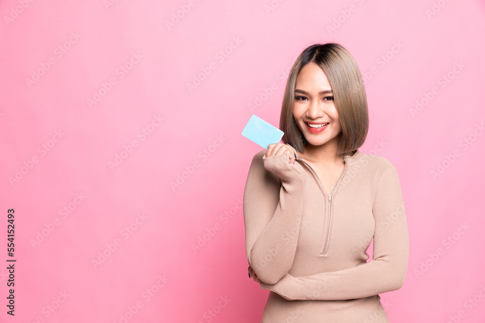 Shopping concept. Young Asian woman smiling and showing plastic credit card, paying contactless, standing over pink background
Shopping concept. Young Asian woman smiling and showing plastic credit card, paying contactless, standing over pink background