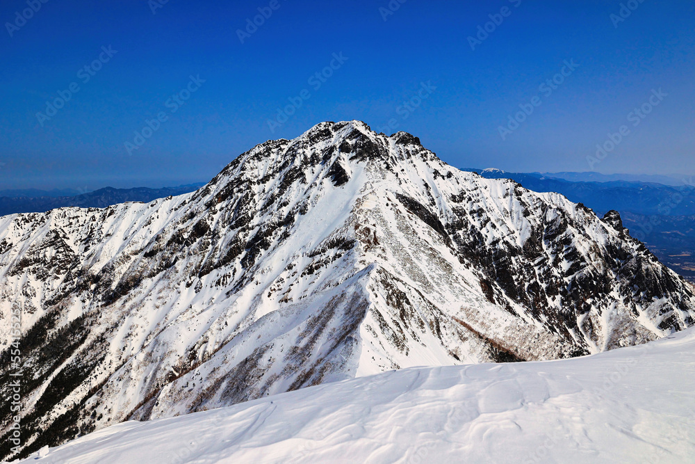 冠雪の八ヶ岳連峰の赤岳