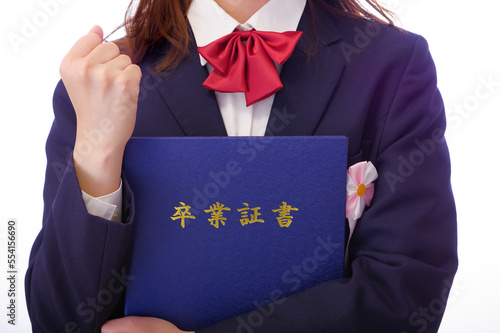 卒業証書を持つ女子学生