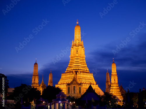Golden stupa at night in Thailand © tonguy324