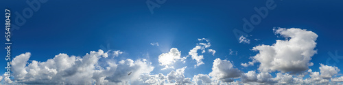 Foto Blue sky panorama with puffy Cumulus clouds
