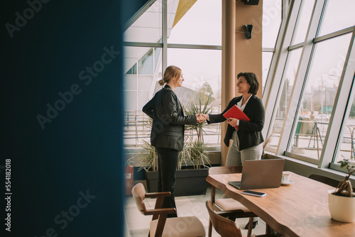 Canvas-taulu Handshake between two business colleagues