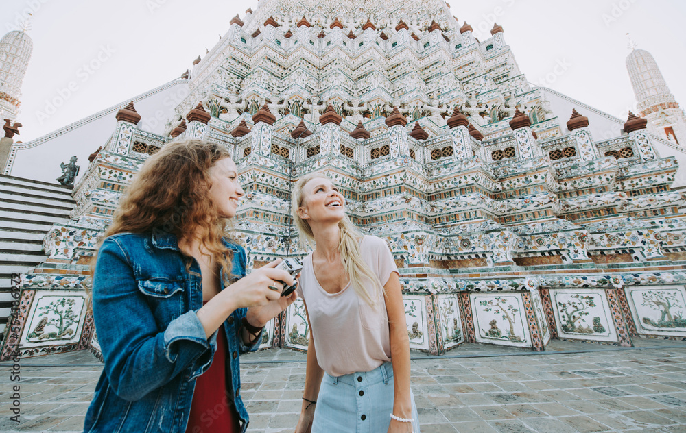 Fototapeta premium Couple of beautiful girls visiting bangkok maining attractions. Concept about western tourism in thailand