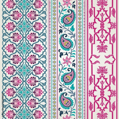Fotografia wedding card design, traditional paisley floral pattern , royal India