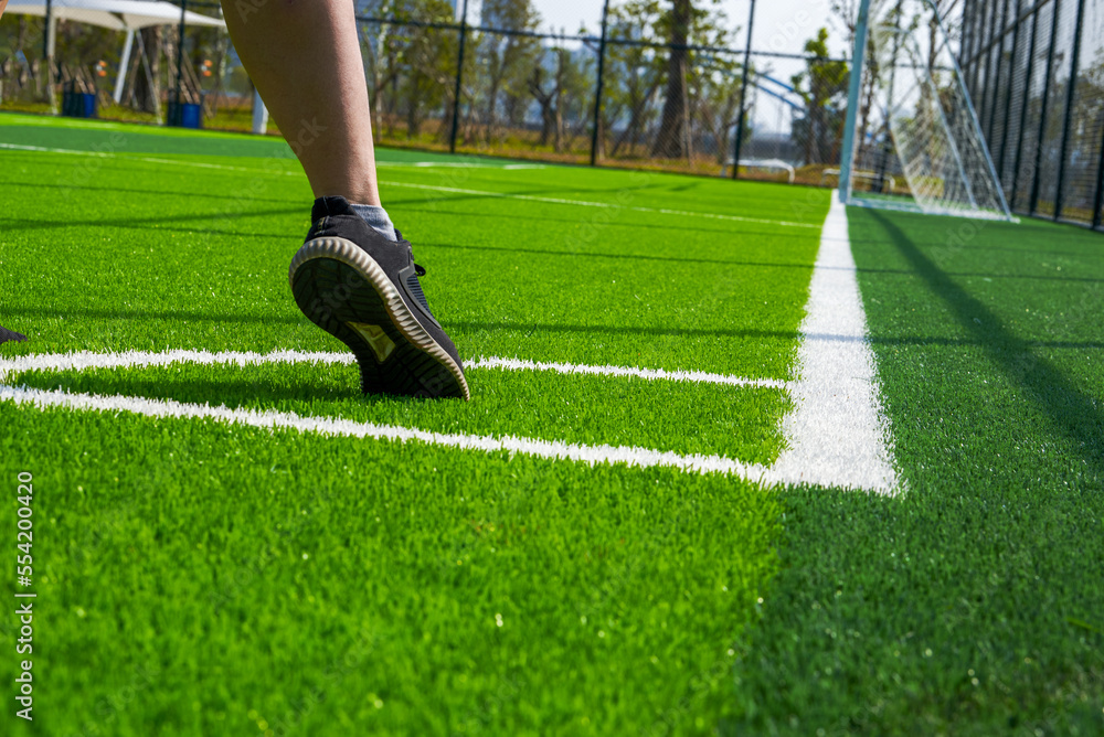 Obraz premium A player takes a corner kick on a brand new soccer field