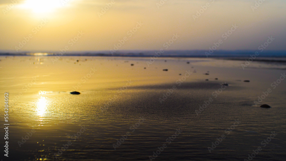 Coucher de soleil chaleureux sur la plage de Moliets-et-Mâa, par un temps couvert, en période hivernale
