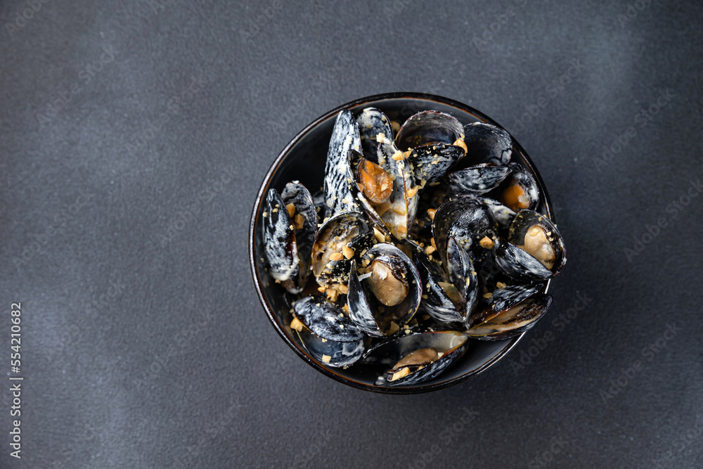 delicious mussels cooked in sauce.
delicious mussels cooked in sauce.