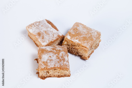 Trois petits gâteaux de forme carrée nappés de sucre