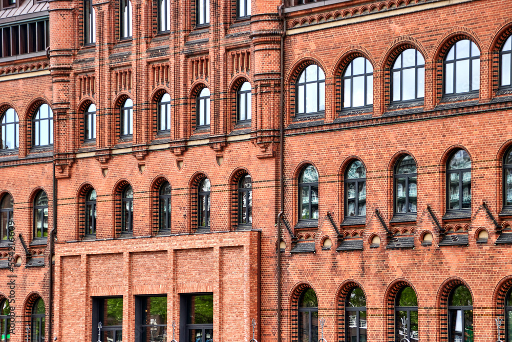 Naklejka premium Hausfassaden entlang der Elbe in Hamburg. Die sogenante Speichrstadt mit dem weltgrößten Lagerhauskomplex im Hamburgerhafen.