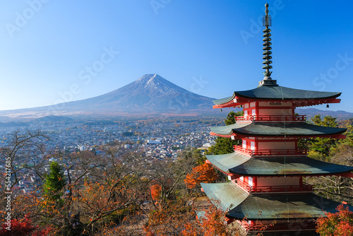 山梨県富士吉田市 秋の新倉山浅間公園から見る富士山と忠霊塔