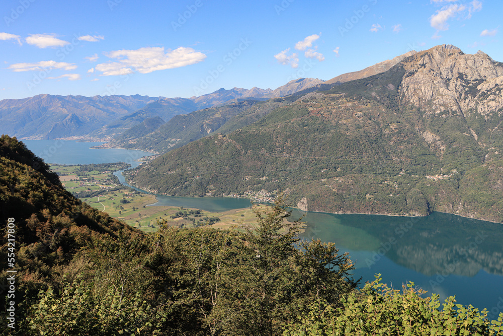 Wunderschönes Alpental; Blick vom Bergdorf Foppaccia auf den Comer See, die Mera, den Lago di Mezzola und den Monte Berlinghera