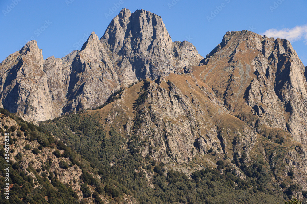 Majestätische Gipfel der westlichen Bernina Alpen; Blick von Süden (Foppaccia) auf Sasso Manduino (2888m) und Cima del Carve (2601m)