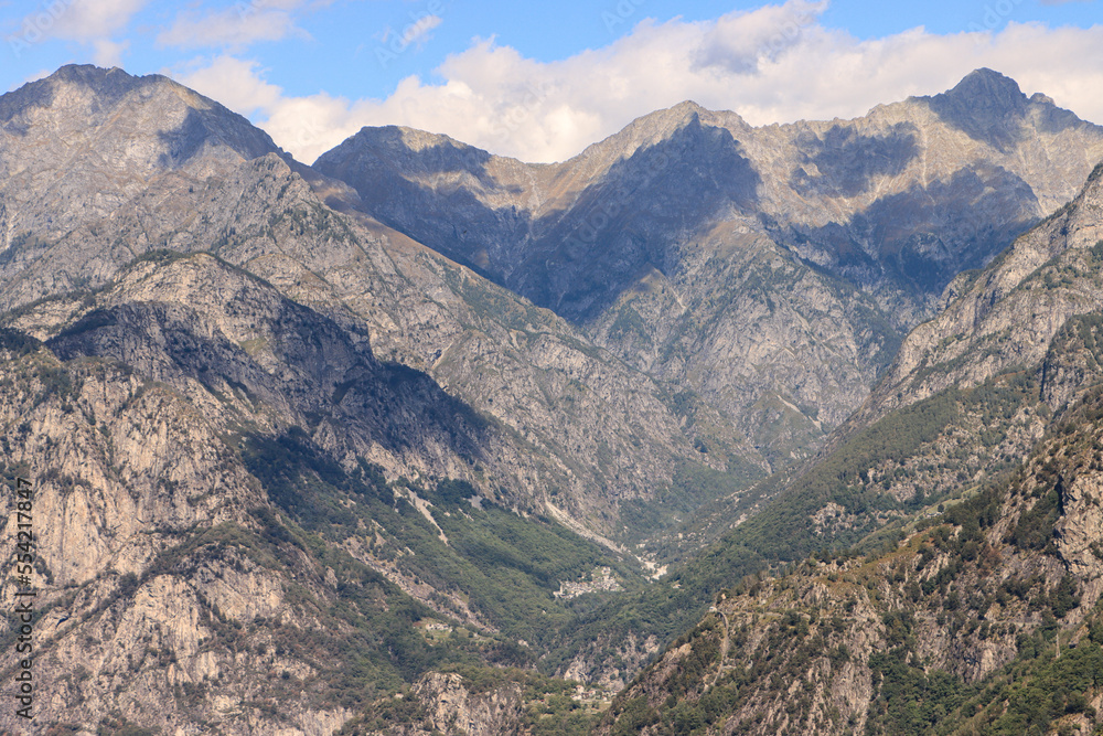 Wildromantische Bernina-Alpen; Blick von Süden ins Val Codera mit Pizzo di Prata (2727m), Sass Becche (2726m) und Monte Gruf (2936m)