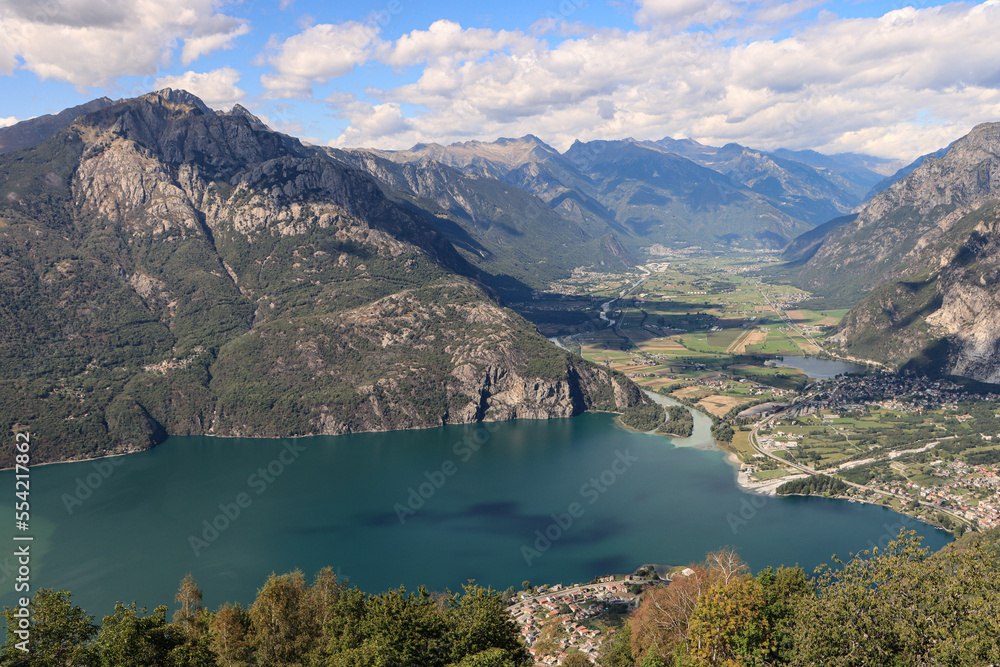 Wunderschöne Alpenlandschaft; Val Chiavenna mit Lago di Mezzolo und Monte Berlinghera von Bergdorf Foppaccia gesehen