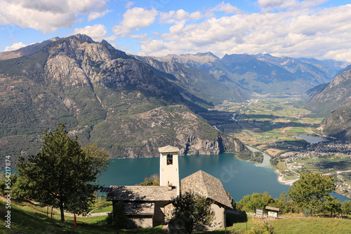 Wunderschöne Alpenlandschaft; Blick von Foppaccia über den lago di Mezzolo auf den Monte Berlinghera und in die Ebene von Chiavenna