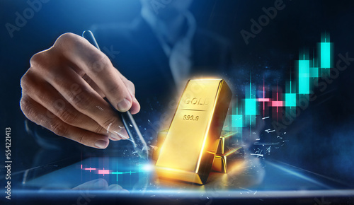 Obraz na płótnie Rising gold prices concept. Investment in precious metals in the stock market w salonie