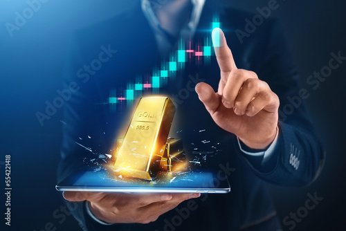 Obraz na płótnie Rising gold prices concept. Investment in precious metals in the stock market w salonie