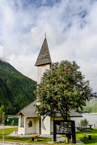 Vernagt, Stausee, Dorf, Kirche, Schnalstal, Schnals, Bergtal, Bergstrasse, Seerundweg, Wanderweg, Herbst, Berge, Südtirol, Italien photo