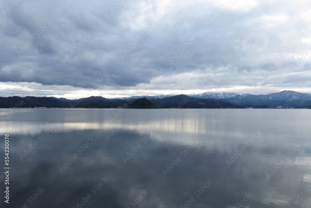 冬の湖山池と曇り空 鳥取県 湖山池