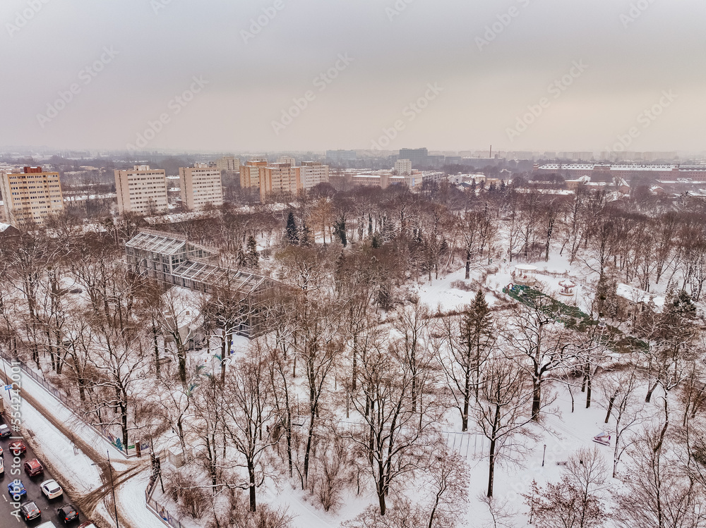 Łódzki park sfotografowany zimą z drona