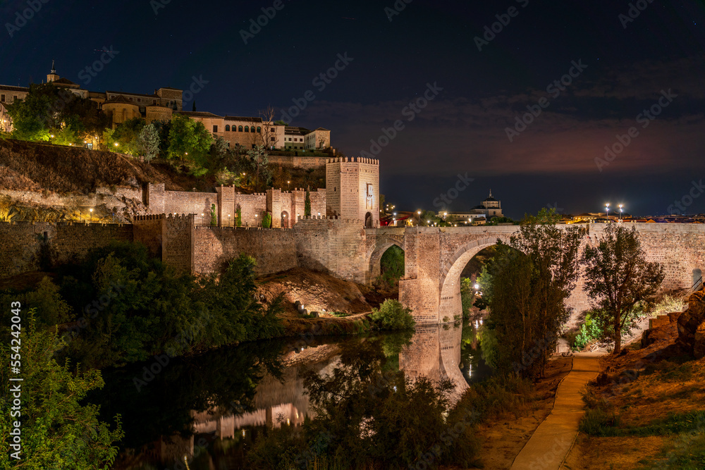 Spectacular antique bridge and castle in Toledo at night