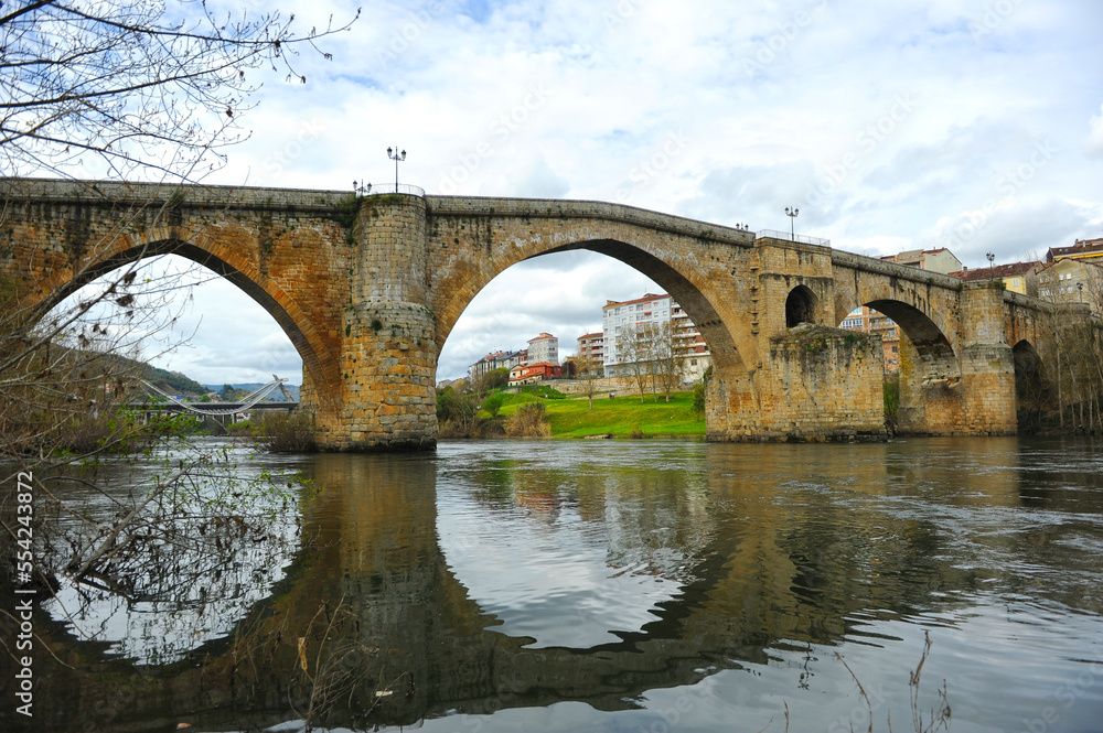 El Puente Romano (Ponte Romana) o Puente Mayor (Ponte Maior) sobre el río Miño en Ourense, Galicia, España. Ourense es una ciudad del Camino de Santiago Vía de la Plata El Puente Romano (Ponte Romana) o Puente Mayor (Ponte Maior) sobre el río Miño en Ourense, Galicia, España. Ourense es una ciudad del Camino de Santiago Vía de la Plata