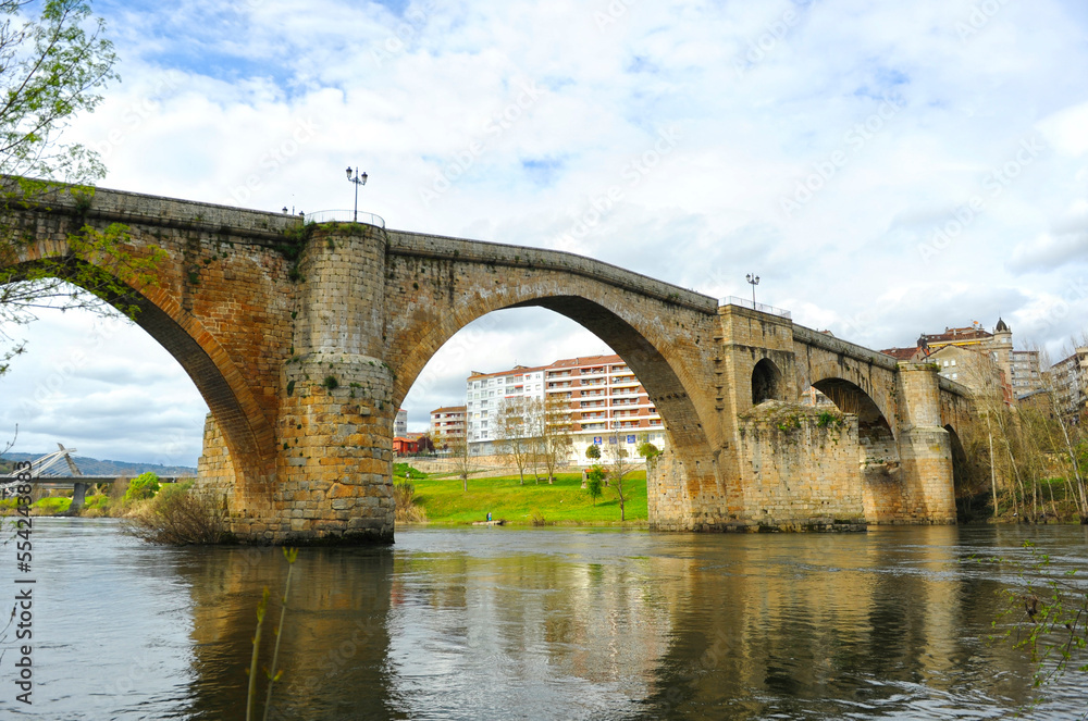 El Puente Viejo (Ponte Vella) o Puente Mayor (Ponte Maior) sobre el río Miño en Ourense, Galicia, España. Ourense es una ciudad del Camino de Santiago Vía de la Plata