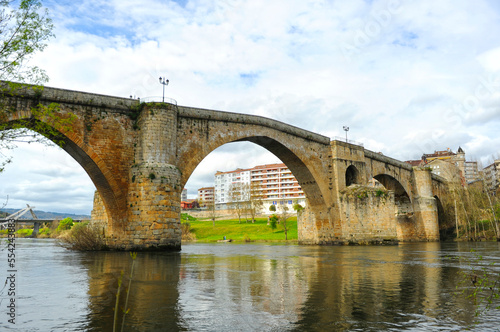 El Puente Viejo (Ponte Vella) o Puente Mayor (Ponte Maior) sobre el río Miño en Ourense, Galicia, España. Ourense es una ciudad del Camino de Santiago Vía de la Plata