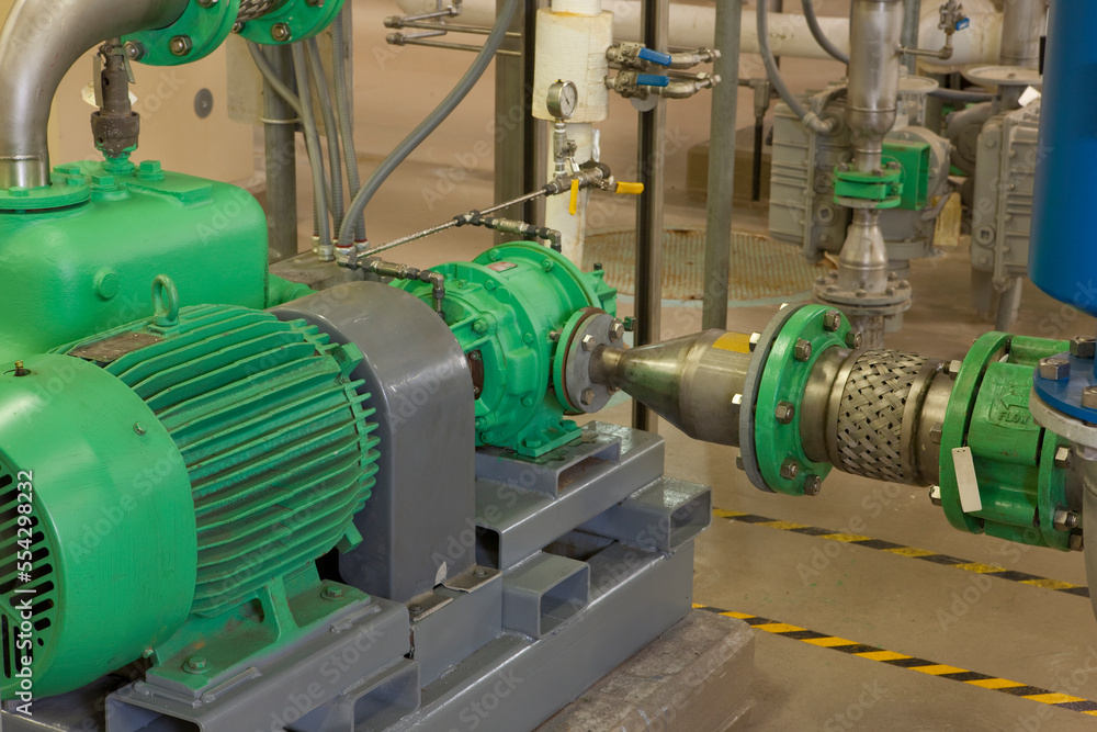 Equipment for treating water and wastewater in a water treatment plant Equipment for treating water and wastewater in a water treatment plant