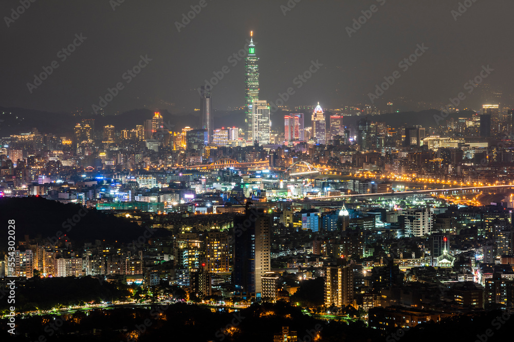Obraz premium Overlooking view of the modern urban landscape of the Taipei area in Taiwan.