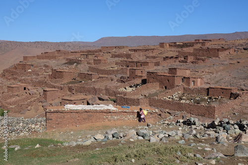 La grande traversée de l’Atlas au Maroc, 18 jours de marche. Randonnée sur le plateau et sur le col de Yagour, traversée du village de Ouarzazt, vallée de l'Ourika, montagnes rouges de Tikhfert photo