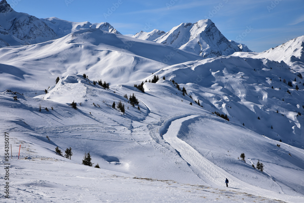 Marcher dans la neige en Suisse à Lenk