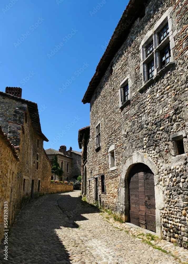 Maisons médiévales le long d’une rue pavée dans la cité médiévale de Pérouges Maisons médiévales le long d’une rue pavée dans la cité médiévale de Pérouges