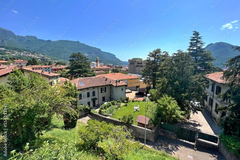 houses under the mountains in the city of Lecco