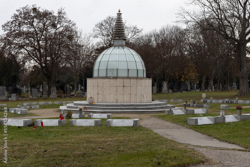Fototapeta premium Wiener Zentralfriedhof: Buddhistischer Friedhof mit Stupa