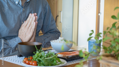 いただきます・食事の前に手を合わせる人｜和食を食べる男性