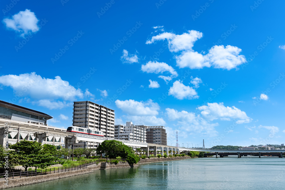 Obraz premium 沖縄那覇の沖縄都市モノレールと国場川
