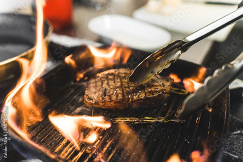 Foto Frying process of striploin steak