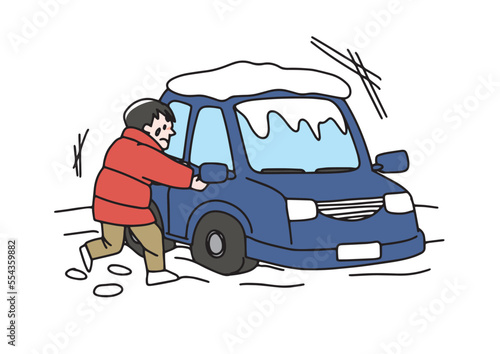 凍った車のドアを開けようとしている男性