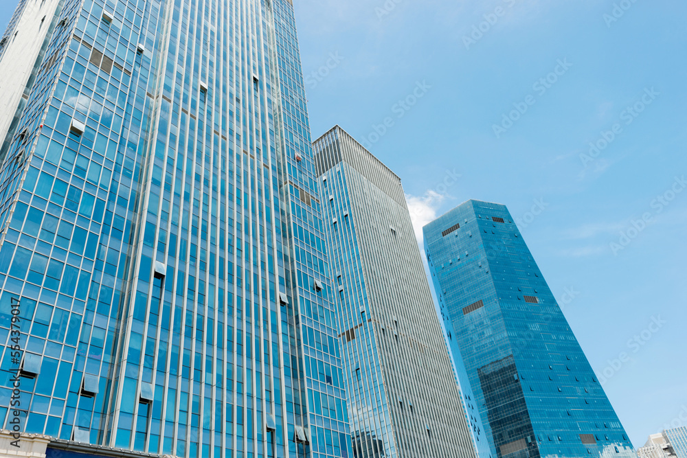 Obraz premium Modern office buildings under blue sky